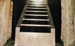 L'accès au réservoir du Palais Garnier se fait par d'étroits escaliers. Seuls s'y rendent les personnels habilités.