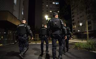 Des gendarmes patrouille dans le quartier mistral à Grenoble, où des dealers se sont filmés armés, mercredi 26 août.