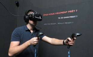 Le joueur est équipé d'un casque de réalité virtuelle, d'un casque audio et de deux joysticks.