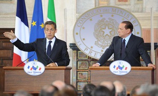 Le président de la République Nicolas Sarkozy et le président du Conseil italien Silvio Berlusconi lors d'une conférence de presse, à l'occasion du 29e sommet franco-italien, à la Villa Madama à Rome, en Italie.