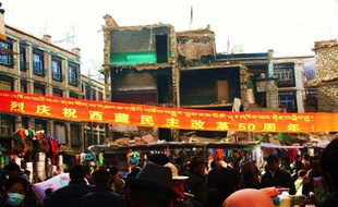 Devant une caserne, à Lhassa: «Célébrons chaleureusement le 50e anniversaire de la révolution démocratique du Tibet».