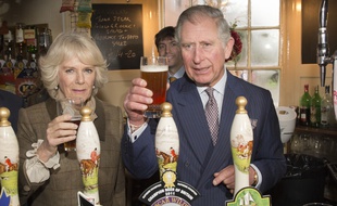 Le Prince Charles dans un pub, en janvier 2014.