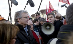 A la rencontre des syndicalistes de Peugeot et d'Alstom en Franche-Comté mardi, Jean-Luc Mélenchon, candidat du Front de gauche (FG) à la présidentielle, a une nouvelle fois concentré ses attaques sur le Front national, avec en prime quelques piques à François Hollande.