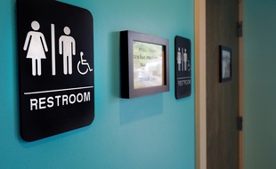 Un pub dispose de toilettes mixtes à Dunham en Caroline du Nord (Etats-Unis).
