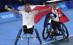 Nicolas Peifer (à gauche) et Stéphane Houdet ont conservé leur titre paralympique en tennis fauteuil, ce vendredi à Tokyo.