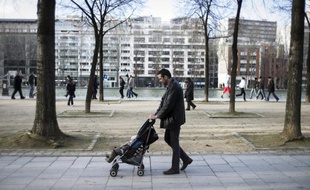 François Hollande, en proposant de réduire les allocations familiales pour les ménages les plus aisés, a ouvert une brèche dans le principe d'universalité de la politique familiale de la France, souvent citée en exemple, au grand dam des associations familiales qui craignent d'autres mesures d'économies à l'avenir.