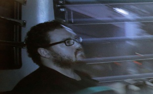 Le trader britannique, Rurik Jutting, accusé d'avoir tué deux jeunes Indonésiennes dont les corps avaient été retrouvés dans son appartement, quitte un tribunal de Hong Kong, le 10 novembre 2014 - Philippe Lopez AFP
