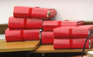 Les dossiers contenant les pièces du procès de Francis Evrard, dans la Cour d'assises du Nord, à Douai, le 26 octobre 2009.