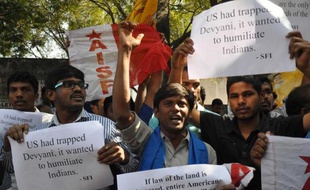 Les Etats-Unis et l'Inde ont cherché jeudi à apaiser les tensions et à mettre fin à la mini-crise provoquée par l'arrestation d'une diplomate indienne à New York, accusée d'exploiter son employée de maison.