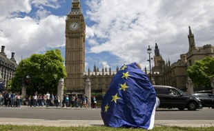 Un manifestant opposé à une sortie du Royaume-Uni de l'UE drapé dans le drapeau de européen, le 25 juin 2016 à Londres