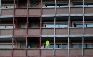 Un gilet jaune suspendu sur un balcon, le 9 février 2019, à Toulouse.