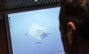 Les garde-côtes italiens scrutent la Méditerranéeà la recherche du bateau qui a coulé le 19 avril 2015.