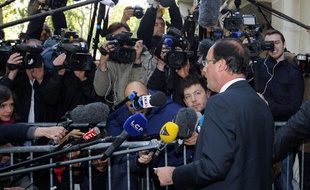 François Hollande répond aux journalistes à son arrivée dans son QG parisien, au lendemain de sa victoire à l'élection présidentielle.