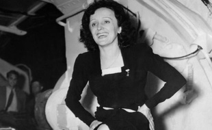 La chanteuse française Edith Piaf à bord du De Grasse à son arrivée à New York, le 18 octobre 1947.