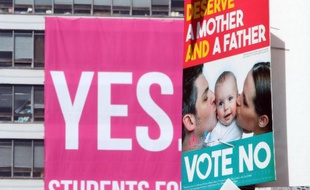 Photo prise le 13 mai 2015 d'affiches à Dublin qui appellent à voter pour ou contre le mariage homosexuel en Irlande lors d'un référendum