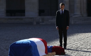 Emmanuel Macron se recueille devant le cercueil de Charles Aznavour le 5 octobre 2018 aux Invalides (Paris) lors de l'hommage national