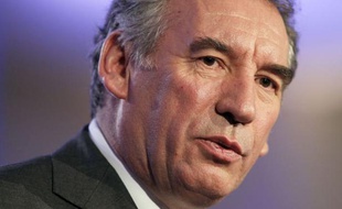 François Bayrou a gagné deux points de popularité en janvier ce qui lui permet d'accèder à la quatrième place du tableau de bord Paris-Match Ifop publié mardi, loin devant tous les autres candidats à la présidentielle.