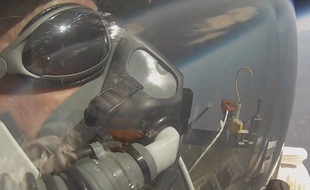 Alan Eustace a atteint, vendredi 24 octobre 2014, 41.419 mètres d'altitude, soit 2.374 mètres de plus que Felix Baumgartner.