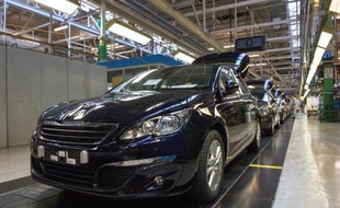 Une Peugeot 308 dans l'usine de Sochaux