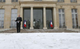 François Hollande a annoncé mercredi un projet de loi, "dans les prochaines semaines", interdisant le cumul des mandats de parlementaire et de responsable d'exécutif local, a indiqué Jean-Marc Ayrault, qui a aussi annoncé des textes pour mettre fin aux conflits d'intérêts.