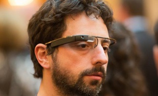 Le cofondateur de Google, Sergey Brin, portant un prototype de smart-lunettes du Project Glass, le 5 avril 2012.