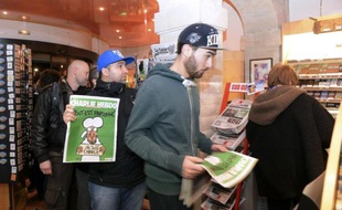 A Bordeaux, des gens font la queue pour acheter le dernier numéro de Charlie Hebdo, le 14 janvier 2015