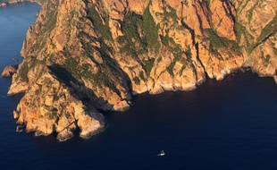La photo aérienne prise le 2 septembre 2013 montre le cap Senino au sud de la réserve naturelle de Scandola sur l'île française de Corse, en Méditerranée.