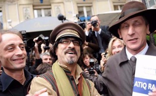 Le prix Goncourt et le prix Renaudot ont été attribué lundi à deux auteurs d'origine étrangère, le franco-afghan Atiq Rahimi pour "Syngué sabour" (P.O.L) et le Guinéen Tierno Monénembo pour "Le roi de Kahel" (Seuil), ont annoncé les jurys au restaurant Drouant à Paris.