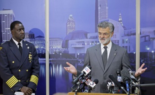 Le maire de Cleveland, Frank Jackson, aux côtés du chef de la police de la ville, Calvin Williams (à gauche), le 24 novembre 2014.