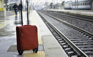 Des milliers d'affaires personnelles sont oubliées chaque année dans les gares de France.