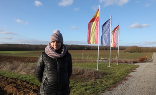 Karin Kessler est la propriétaire du champ en question.