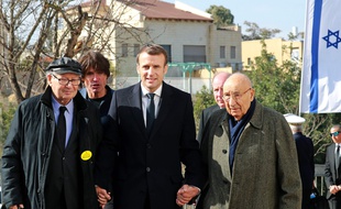 Emmanuel Macron avec l'ancien chasseur de nazis, Serge Klarsfeld, et le survivant de l'Holocauste, Raphael Esrail à Jérusalem, le 23 janvier 2020.)