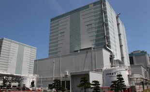 Les mesures de radiation effectuées par les autorités japonaises dans la région autour de la centrale nucléaire de Fukushima ne sont pas fiables, a affirmé mardi à Tokyo l'organisation Greenpeace, selon qui les populations seraient exposées à treize fois la limite autorisée.