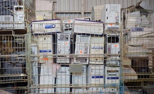 Ordinateurs collectés par l'association Emmaus en vue de leur recyclage, le 21 janvier 2013 à Ploufragan
