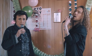 Dick Rivers et Julien Doré dans le clip d'«Africa».