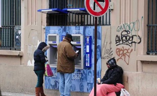 Un homme sans domicile fixe fait la manche à Paris, en février 2012.