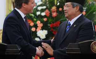Le Premier ministre britannique David Cameron est arrivé mercredi en Indonésie, dans l'espoir de tirer profit du dynamisme de la première économie d'Asie du Sud-Est, avec notamment la signature d'un contrat de 2,5 milliards de dollars pour l'avionneur européen Airbus.