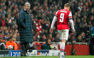 Arsène Wenger et l'attaquant d'Arsenal Lukas Podolski lors du match aller contre le Bayern.