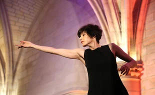 Marie-Claude Pietragalla en train de danser pour un gala en 2016.