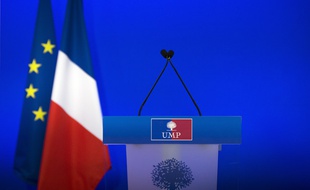Illustration: un pupitre, au siège de l'UMP.
