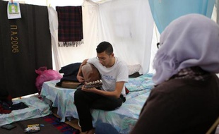 Des réfugiés syriens dans une tente, le 20 janvier 2015 à Kokkinotrimithia à Chypre