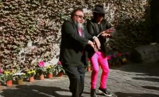 Le dissident chinois Ai Weiwei danse le Gangnam style.