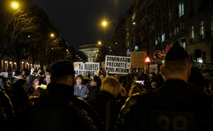 Quelques centaines de personnes ont manifesté a Paris le vendredi 28 février, à l appel d'associations féministes, pour protester contre les 12 nominations aux Cesar du film de Roman Polanski.
