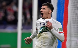 Houssem Aouar célèbre comme il se doit son but de la qualification dans un OL-OM très accroché (1-0). ROMAIN LAFABREGUE