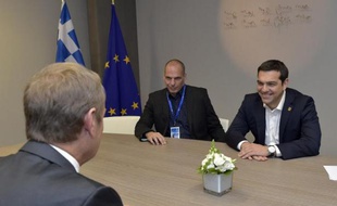 Le Premier ministre grec Alexis Tsipras (D) et son ministre des Finances Yanis Varoufakis (C) accueillis par le président du Conseil européen, Donald Dusk le 22 juin 2015 à Bruxelles