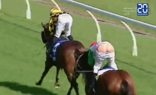 Le jockey australien a fini sa course les fesses à l'air.