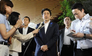 Le Premier ministre japonais Shinzo Abe (c) s'exprime devant des journalistes sur l'annonce de la levée partielle des sanctions contre Pyongyang, le 3 juillet 2014 à Tokyo