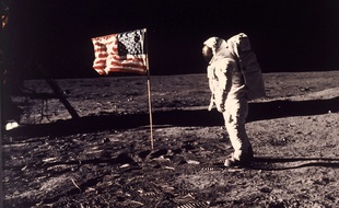 Sur cette photo prise par l'astronaute Neil Armstrong, son collègue Edwin E. "Buzz" Aldrin Jr. pose à côté du drapeau américain déployé sur la lune lors de la mission Apollo 11.
