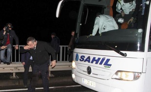 Le chauffeur du bus transportant l'équipe de Fenerbahçe, blessé par des coups de feu à Trabzon, dans le nord-est de la Turquie, le 4 avril 2015