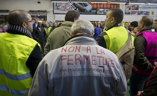Des salariés de PSA manifestent dans l'usine de construction automobile à Aulnay-sous-Bois le 16 janvier 2013.